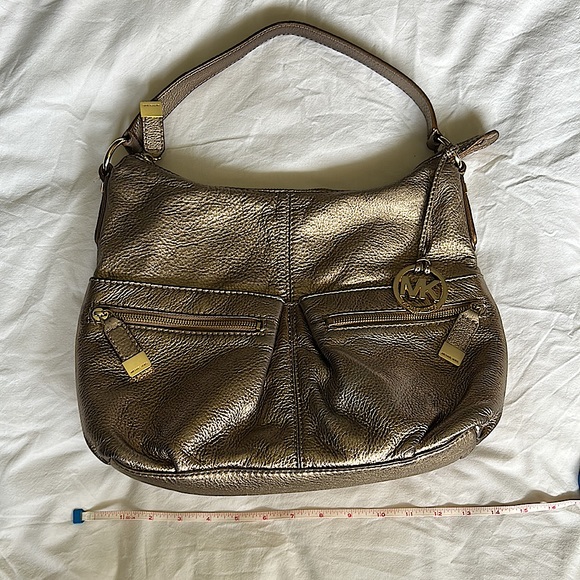 Michael Kors leather authentic bag like new! So elegant and stunning. Like new - Picture 7 of 15
